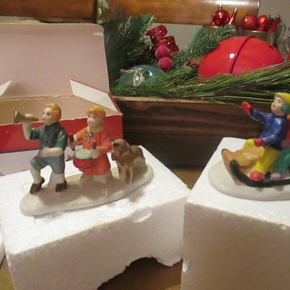 2 Lemax Dickensvale Christmas Village VTG 1993 Porcelain Musicians Dog Tobaggan - Picture 5 of 6